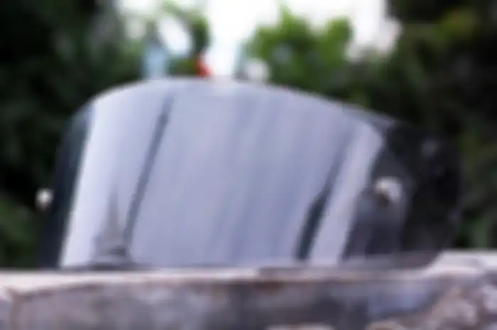 Modal Seceng atau Rp 1000 bisa bikin kaca helm anto baret dengan pakai tear-off bikinan sendiri. 