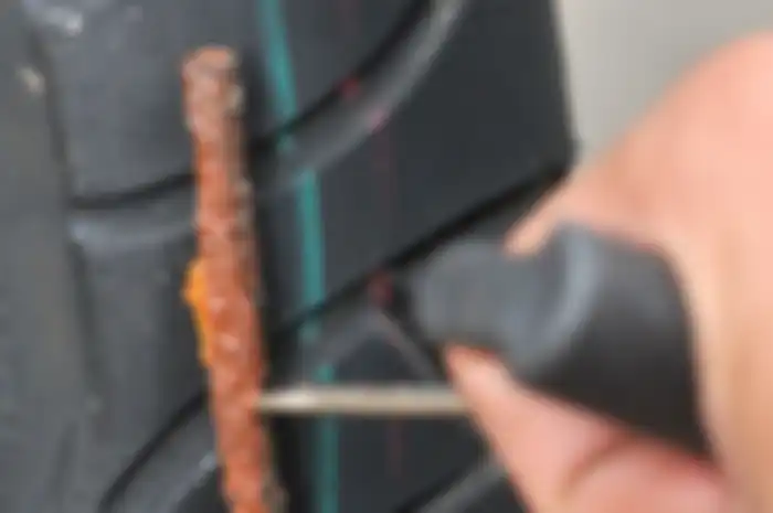 Ilustrasi. Segini batas maksimal jumlah tambalan di ban tubeless motor.