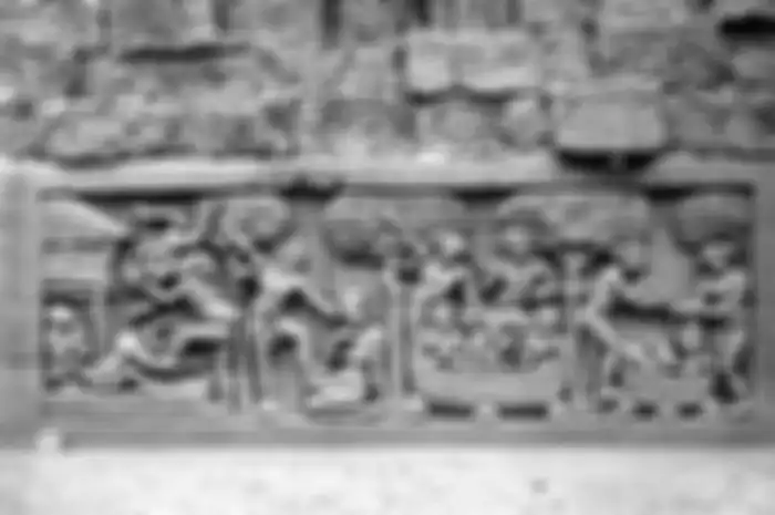Relief Karmawibhangga pada Candi Borobudur. Simak ulasan tentang kehidupan sosial Kerajaan Mataram Kuno yang terbagi dalam empat kasta, serta stratifikasi sosial yang kompleks.
