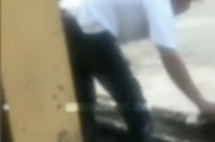 Pelaku yang dihukum warga memperbaiki jalan yang rusak usai diterobos