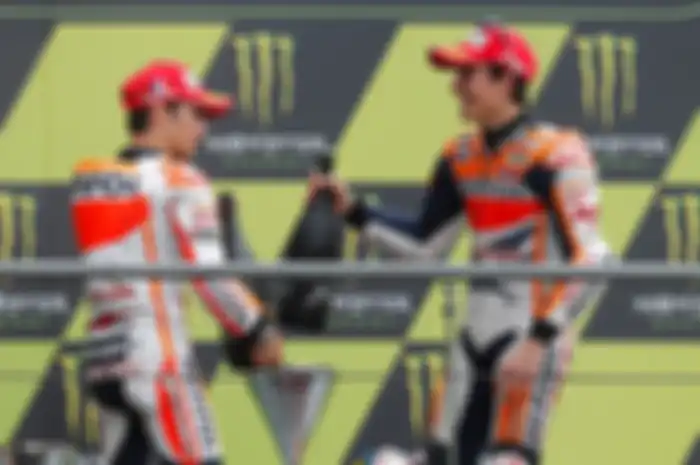Dani Pedrosa (kiri) kalahkan Marc Marquez (kanan) sebagai pembalap paling lama di Repsol Honda Team, rayakan podium di MotoGP Amerika 2013