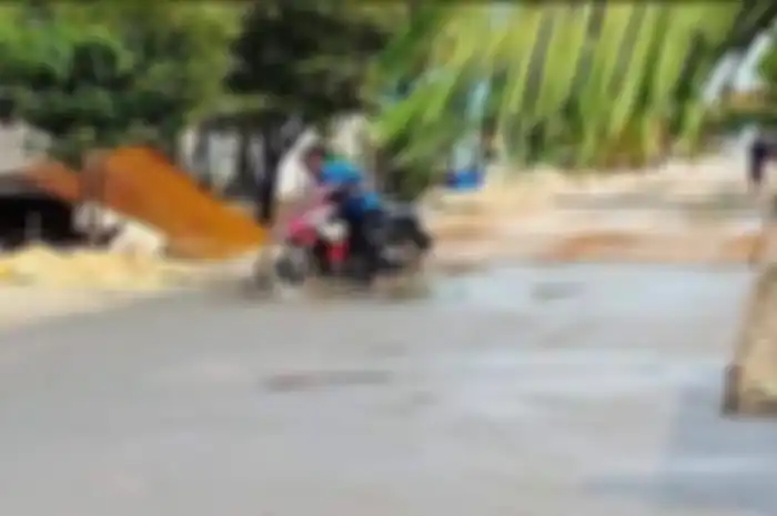 Honda Supra X 125 yang tersangkut akibat terobos jalan cor di Lamongan