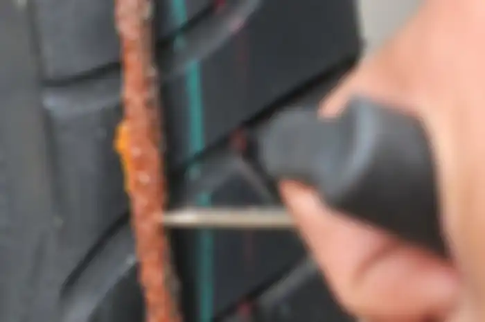 Ilustrasi tambal ban tubeless yang bocor.