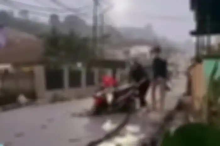 Nekat terobos jalan dicor yang belum kering begini efeknya ke motor