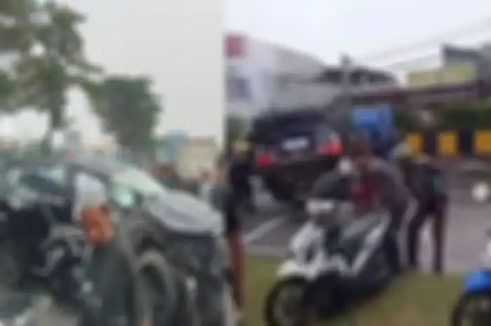 Toyota Innova yang ringsek dan Honda BeAT 