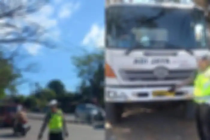 Truk molen yang menabrak pemotor Honda Vario di Gianyar Bali hingga tewas.