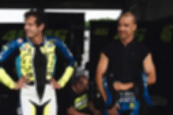 Valentino Rossi (kiri) bersama muridnya Franco Morbidelli (kanan) saat latihan bersama di sirkuit Misano, nasibnya di MotoGP 2024 jelas tak lagi di Yamaha lantaran santer Alex Rins gantikan Franco Morbidelli musim depan
