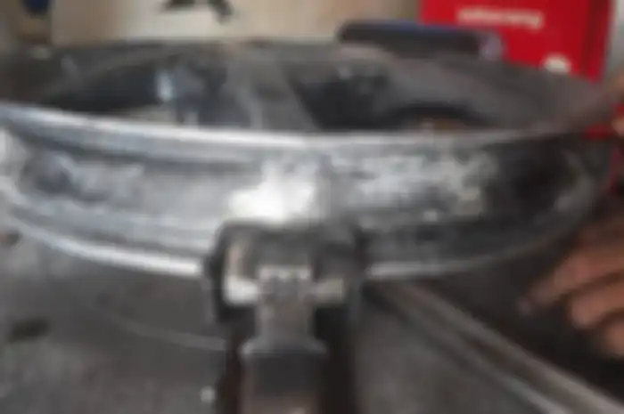 Pelek Yamaha Mio J yang pakai cairan anti bocor selama tiga tahun, terlihat sisa-sisa cairan anti bocor yang menempel di pelek