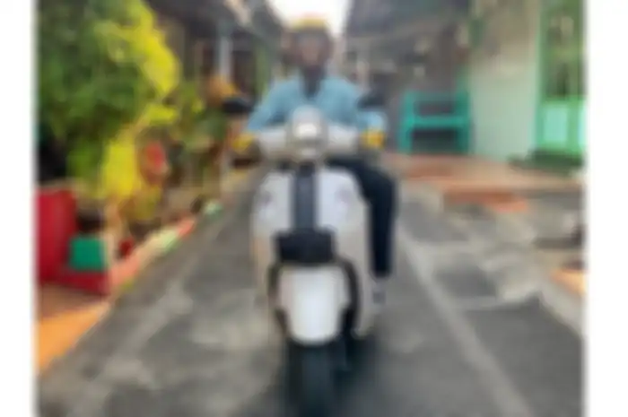 Harus tahu cara aman bawa motor di gang sempit.