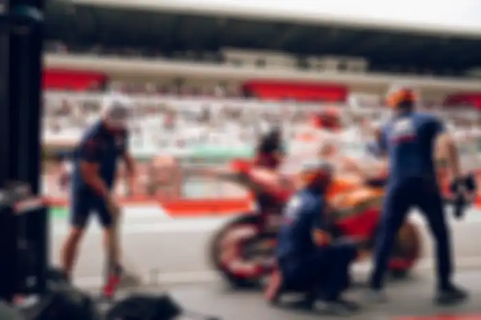 Pit box turunan dari kata Pit di MotoGP artinya lokasi letaknya antara pit dan pit lane di mana pit crew mengerjakan setting motor MotoGP agar pembalap tampil apik