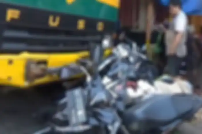 Truk Fuso tabrak 19 motor di Lampung