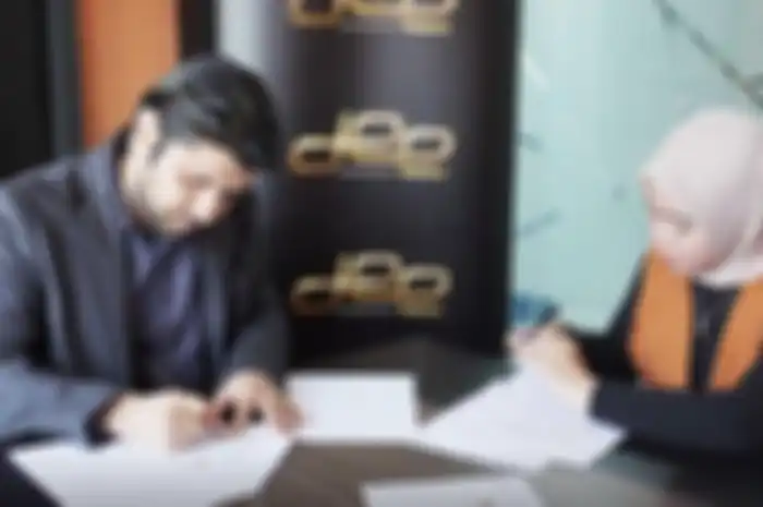 Dheeraj Kalwani dan Norma Risma saat menandatangi kerjasama penggarapan film di kawasan Kuningan Jakarta Selatan, Sabtu (29/7/2023) 