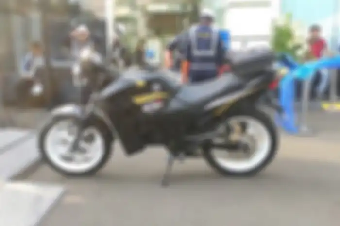 Ilustrasi modifikasi motor bensin jadi motor listrik, jika diga.rap bengkel konversi non-resmi polisi anggap bodong