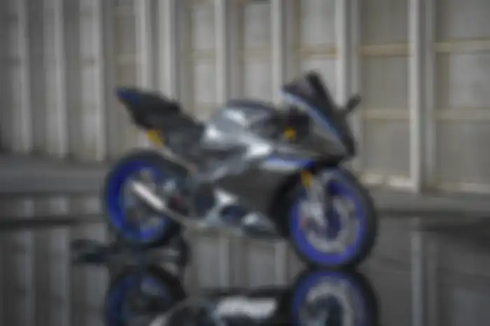 Modifikasi motor Yamaha R15M, bodi berlapis carbon plus aksesoris racing melimpah.
