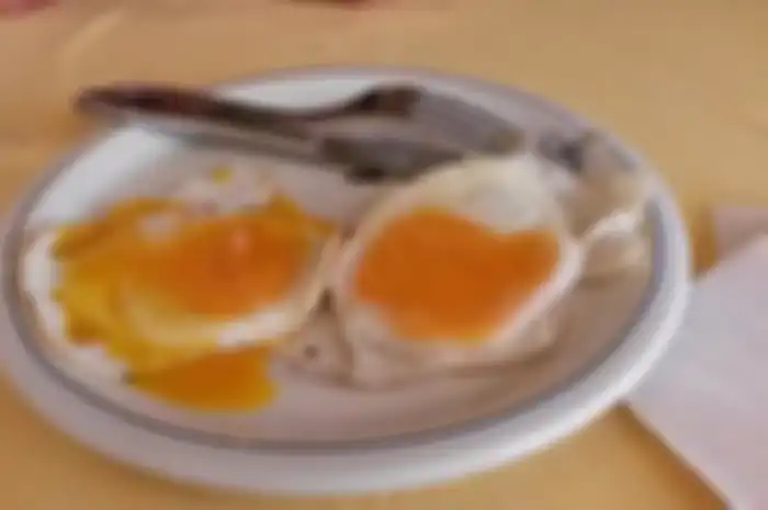 Telur setengah matang