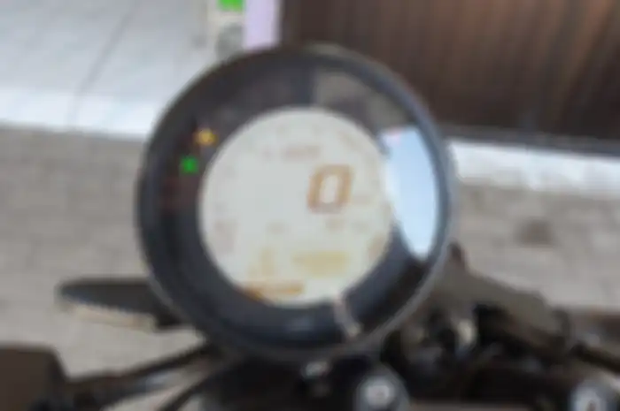 Di speedometer TVS Ronin dilengkapi info anti mogok karena kehabisan bensin