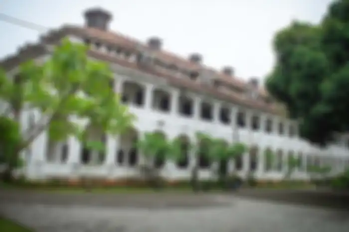 Lawang Sewu merupakan salah satu bangunan besejarah yang kini jadi tempat wisata terkenal di Semarang.