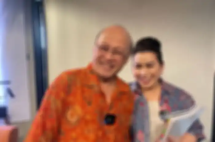 Bersama sang istri, Mario Teguh dituding telah melakukan penipuan sebesar Rp5 miliar. Mario Teguh dulu adalah seorang motivator.