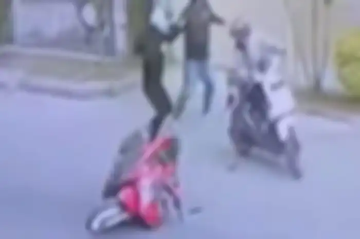 Rekaman CCTV kala pemilik Honda Vario melawan dua begal motor pada saat siang hari di Cibaduyut, Jabar. 