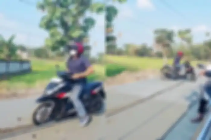 Pemotor Honda BeAT terobos jalan dicor yang belum kering.