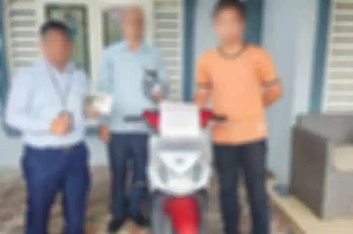 Petugas melakukan sita motor dan tabungan penunggak pajak