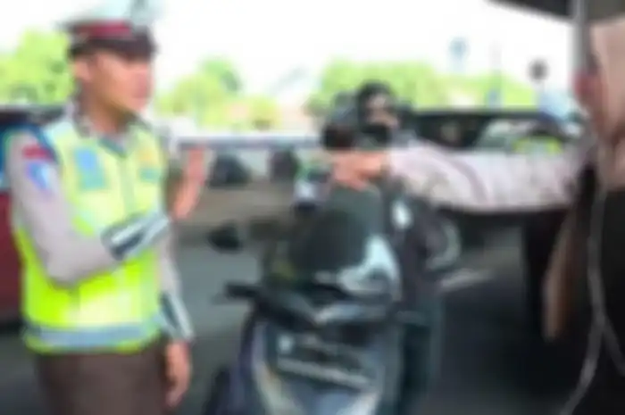 Pemotor ngamuk menolak ditilang polisi (foto ilustrasi)