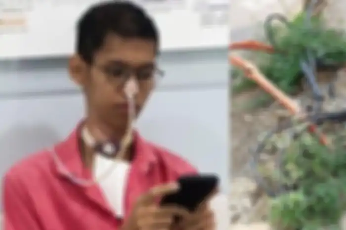 Sultan Rif'at Alfatih (20), mahasiswa yang harus menggunakan alat bantu di leher untuk bernapas usai terjerat kabel fiber optik di Jalan Pangeran Antasari, Jakarta Selatan.