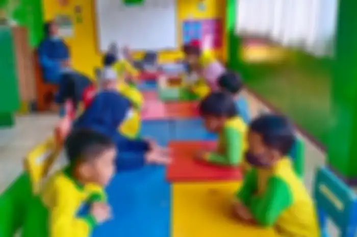Guru TK Al-Hidayah, Dina sedang mengajar siswa-siswinya. Anda ingin mengucapkan terima kasih kepada guru TK? Berikut ini 25 ucapan terimakasih untuk guru TK dari wali murid yang simpel dan menyentuh.