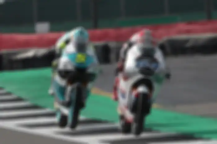 Mario Aji (#64) mendapatkan keuntungan dari hujan deras di FP3 Moto3 Inggris 2023 dan bisa bersaing di 10 besar. 