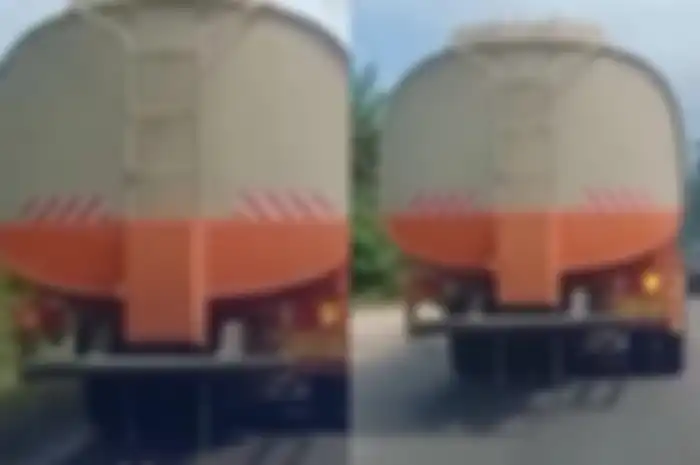 Sopir truk baik hati memberi tanda lampu sein kepada pemotor.