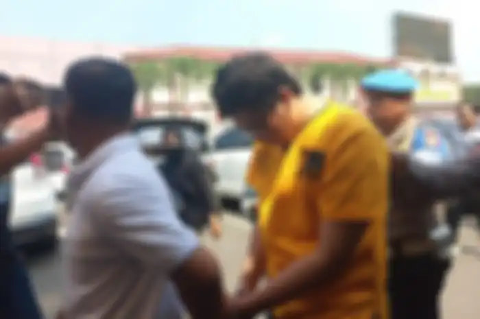 AAB (23), seorang mahasiswa Universitas Indonesia (UI) yang membunuh juniornya berinisial MNZ (19) hanya menunduk sesaat digiring penyidik di Mapolres Metro Depok pada Sabtu (5/8/2023).
