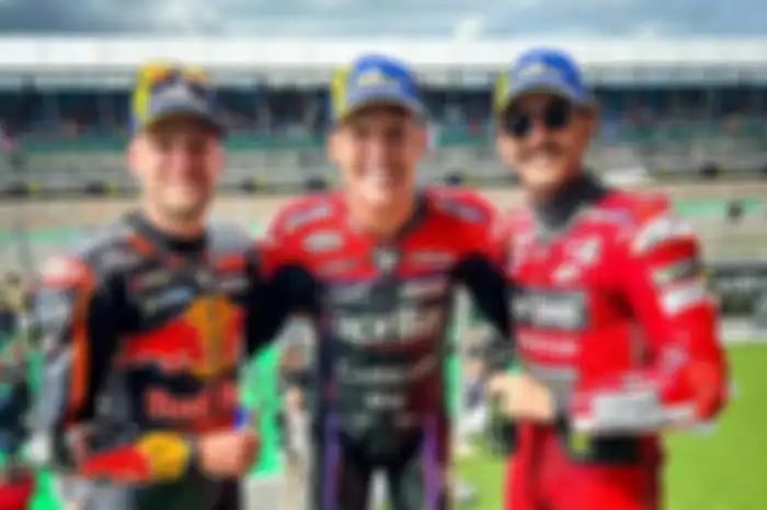 Aleix Espargaro (tengah) juara MotoGP Inggris 2023, Francesco Bagnaia (kanan) P2, dan Brad Binder (kiri) P3, cek update klasemen MotoGP 2023.