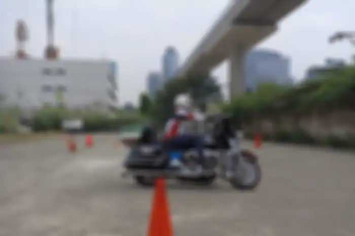 Latihan slalom menggunakan Harley-Davidson untuk melatih kelincahan dan insting mempertahankan posisi motor. 