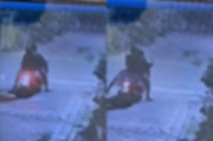 Bikin penasaran, dua pengendara motor berboncengan di Nganjuk, tebar uang ke jalan saat tengah malam. Warganet sambungkan ke tumbal.
