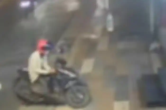 Maling motor di area parkir bahu jalan sebuah klinik kesehatan, beralamat Jalan Kertajaya No.160, Kertajaya, Gubeng, Surabaya, pada Rabu (2/8/2023) malam.