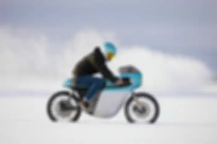 Modifikasi motor listrik RNGT bergaya cafe racer. Dibuat untuk melesat kencang di lintasan salju.