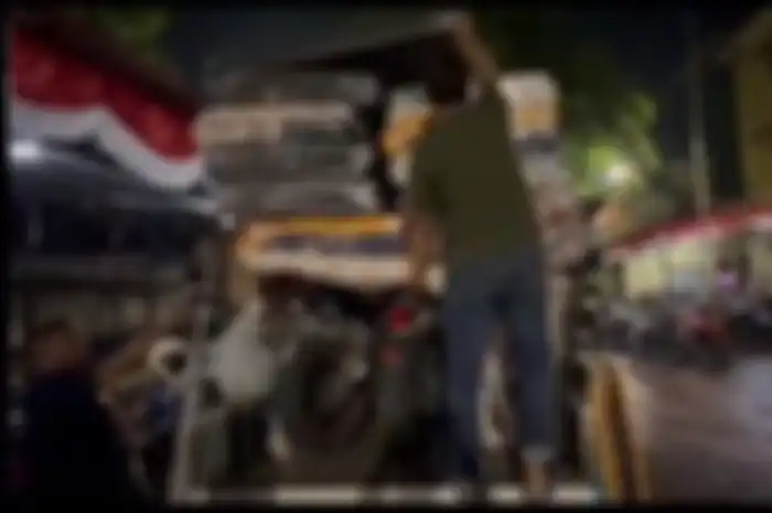 Modus maling motor angkut motor curian ke dalam truk yang ingin ke Lampung. Ternyata ditumpuk pakai kasur.