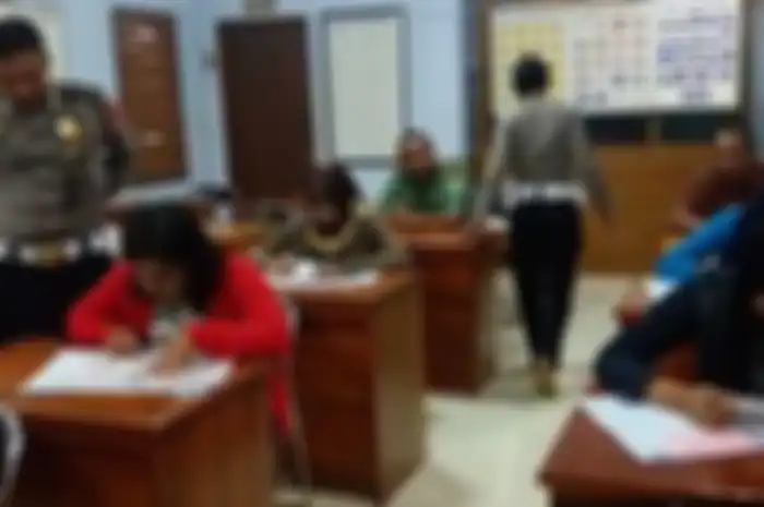 Untuk meningkatkan pelayanan dalam ujian teori SIM, Korlantas Polri meluncurkan buku SIM A dan SIM C.