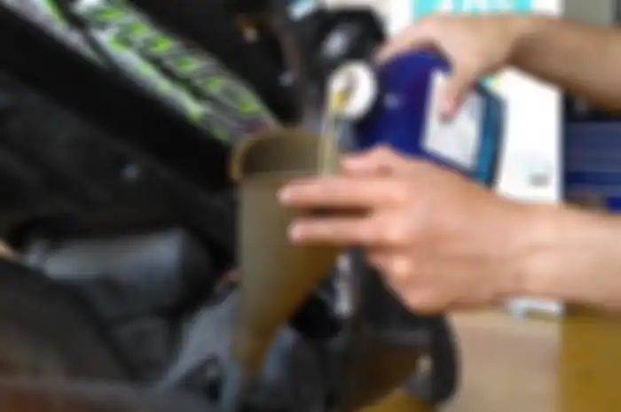 Foto ilustrasi ganti oli motor, ternyata ini alasannya jangan cuma tahunya isi bensin doang bro.