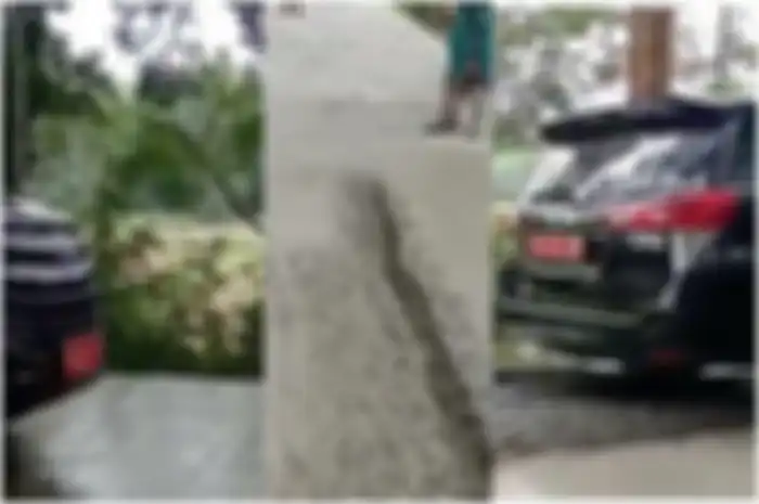 Mobil pelat merah dipakai Kadispora Lubuklinggau libas jalan dicor di Sumsel.