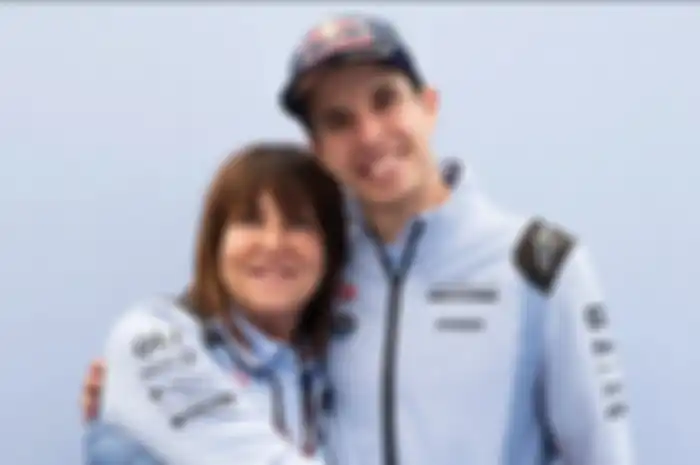 Alex lagi pembalap MotoGP yang bikin heboh resmi balapan di MotoGP musim depan, Alex Rins (kanan) bersama team principal Gresini Racing Nadia Padovani (kiri)
