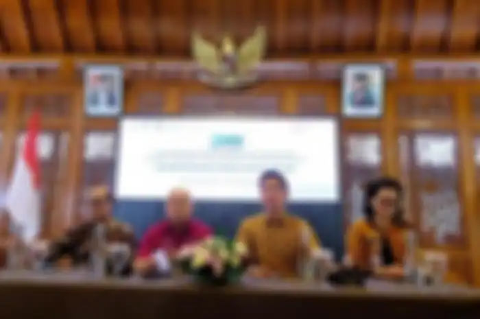 Menteri Koperasi dan UMKM, Teten Masduki (batik merah) didampingi Walikota Surakarta, Gibran Rakabuming Raka saat konferensi pers launching perayaan Hari Koperasi dan UMKM 2023 di Loji Gandrung, Rabu (14/6/2023).    