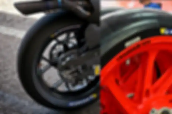 Tidak penasaran lagi ban motor MotoGP ternyata ada pentil dan isi angin seperti motor kebanyakan, ban belakang (kiri) dan ban depan (kanan)