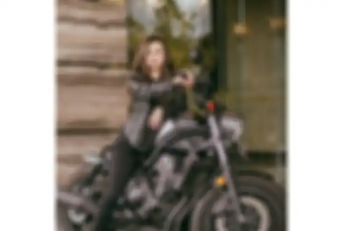 Juara Miss Universe Indonesia 2023 Fabienne Nicole pernah berpose bareng modifikasi motor Honda Rebel.