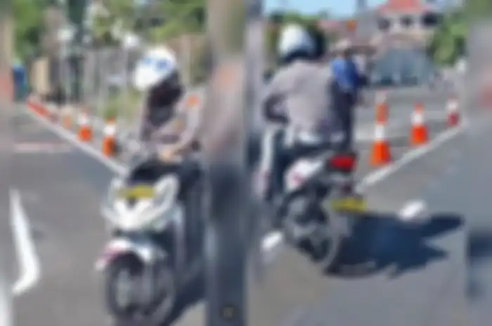 Polisi keluar garis putih saat tes ujian praktik SIM C