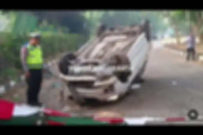 Suzuki Ertiga yang menabrak driver ojol sampai terbalik