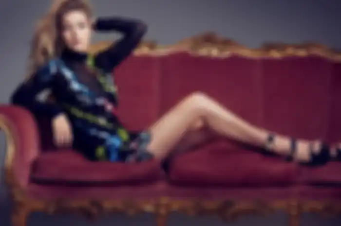 Ilustrasi arti kedutan di betis kiri - foto Gigi Hadid 