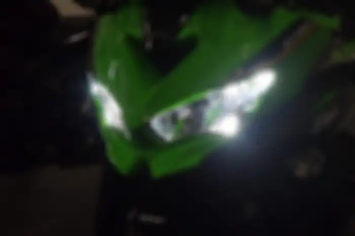 Foto ilustrasi lampu motor. Lampu motor harus nyala di siang hari, ini alasannya.