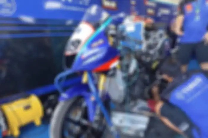 Yamaha R25 besutan pembalap Yamaha Racing Indonesia. Ganti olinya berapa kali ya?
