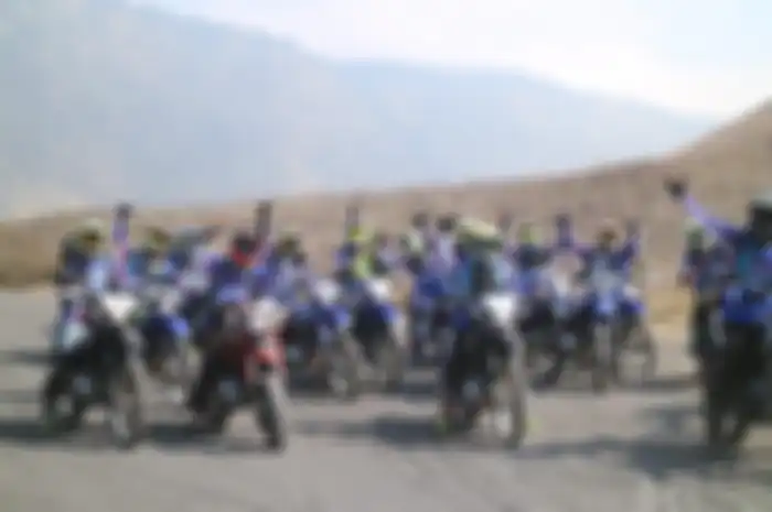 Puluhan awak media dan komunitas ramaikan bLU cRU Adventure Ride serbu Gunung Bromo di HUT RI ke 78.